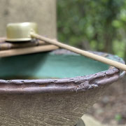 境内の様子（水瓶と柄杓）