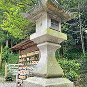 境内の様子（石造りの灯籠）