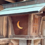 境内の様子（月の形の灯り）